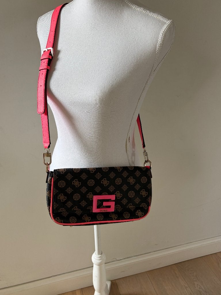 GUESS Handtas / Schoudertas – Monogram Bruin & Felroze, Ophalen of Verzenden, Gebruikt, Bruin, Handtas