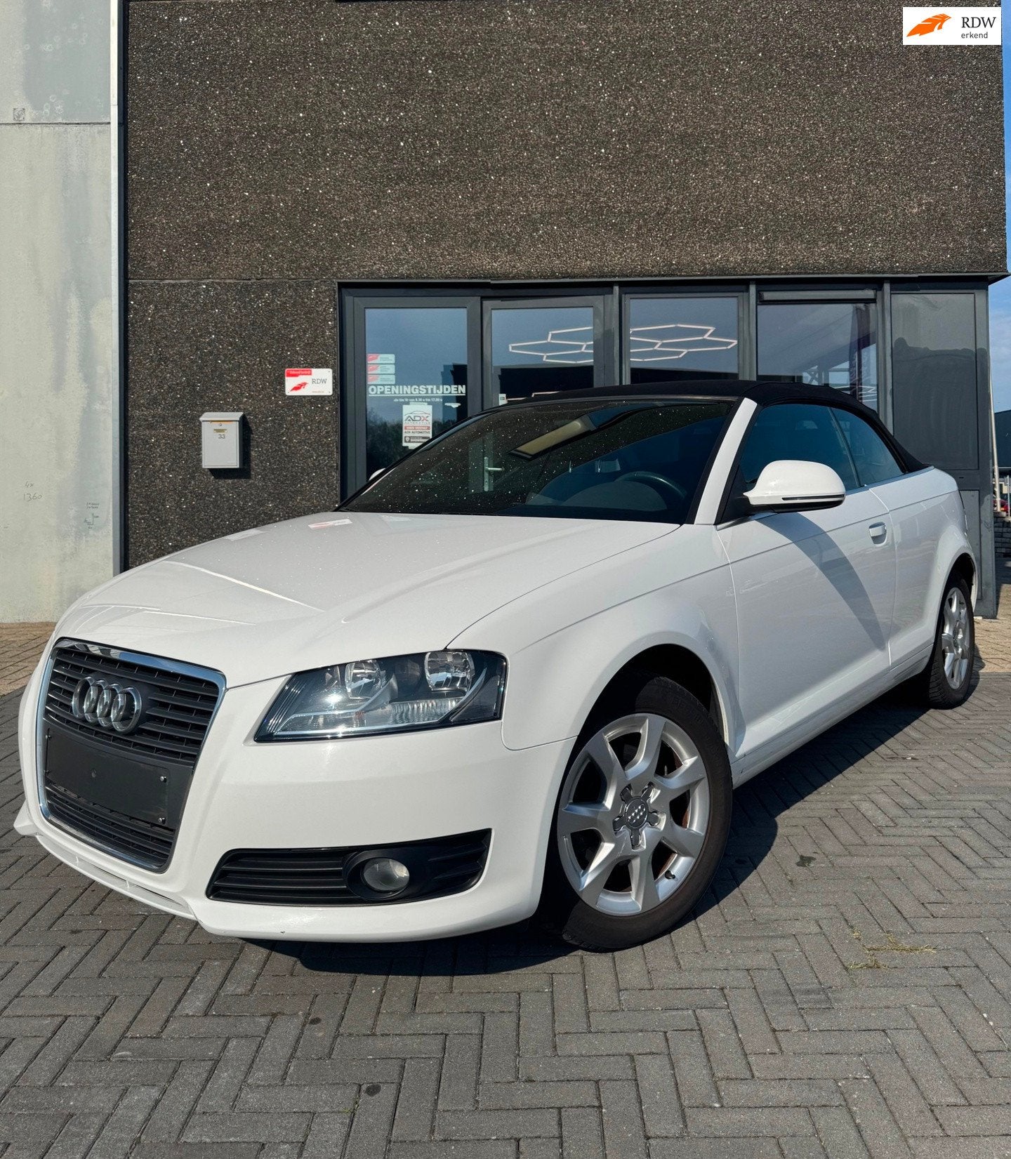 Audi A3 Cabriolet 1.6 Attraction, Auto's, Gebruikt, Zwart, 4 stoelen, Wit