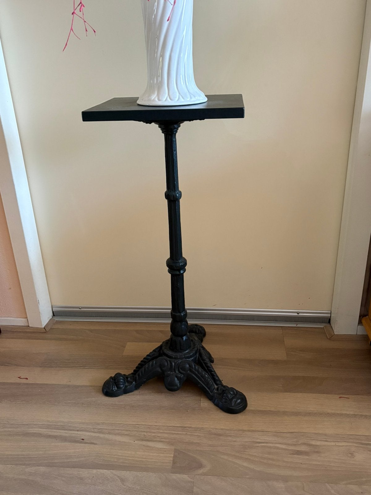 Bijzet / bloemen tafel met gietijzeren voet, Ophalen, Gebruikt