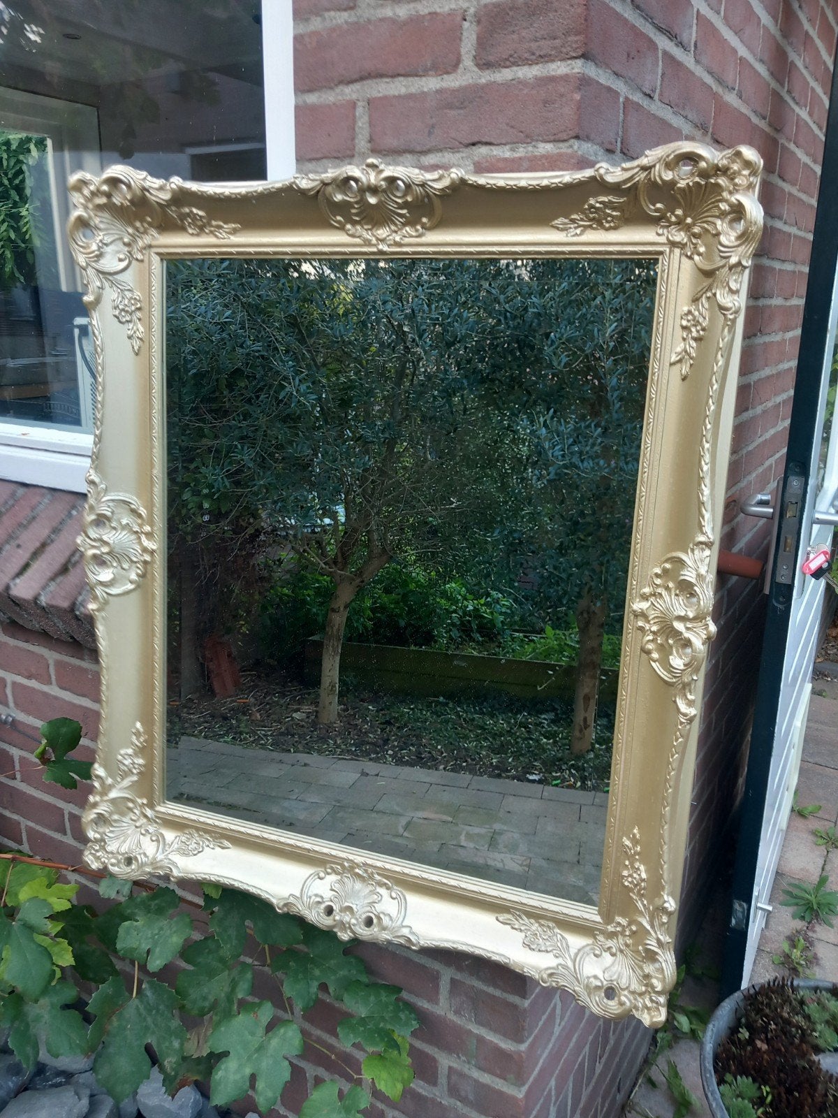 Grote gouden spiegel met sierlijke lijst, Huis en Inrichting, Ophalen, Zo goed als nieuw, Rechthoekig, Minder dan 100 cm