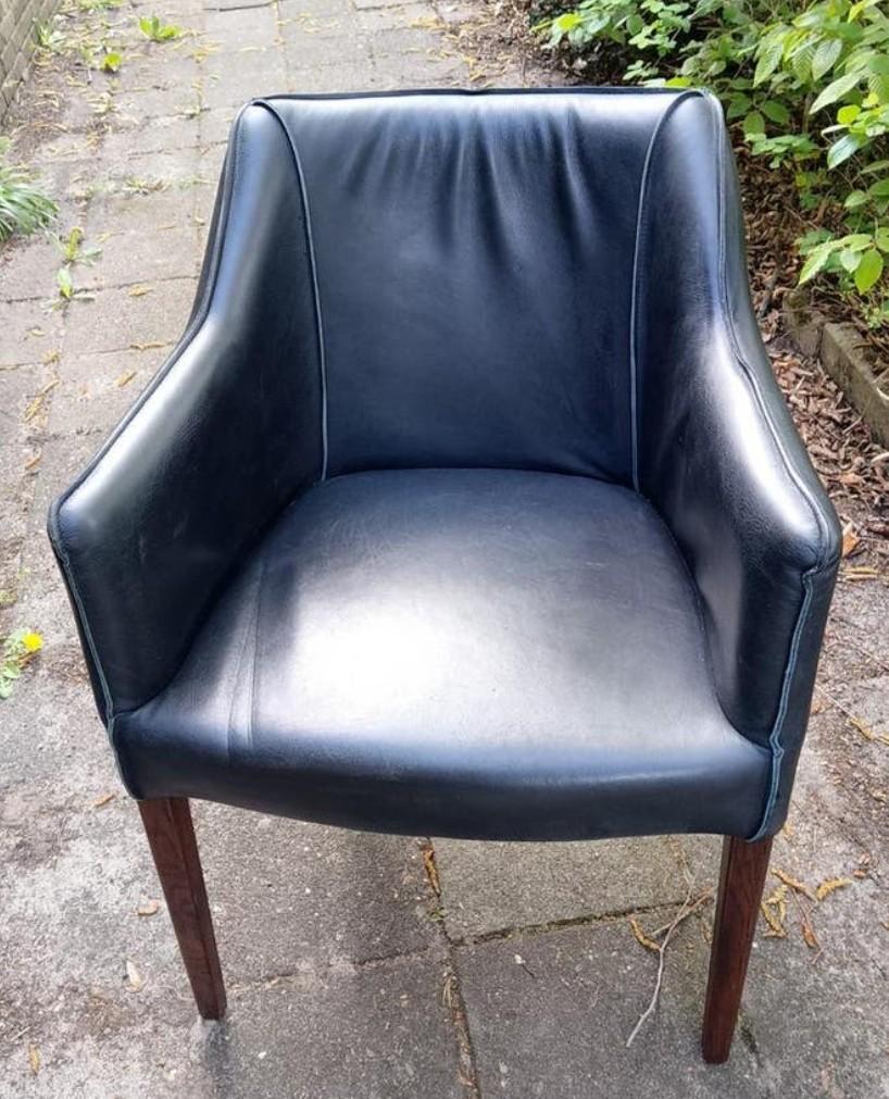 Zwart leren clubfauteuil met houten poten. 3 stuks., Ophalen, Modern, Klassiek, Gebruikt, Drie