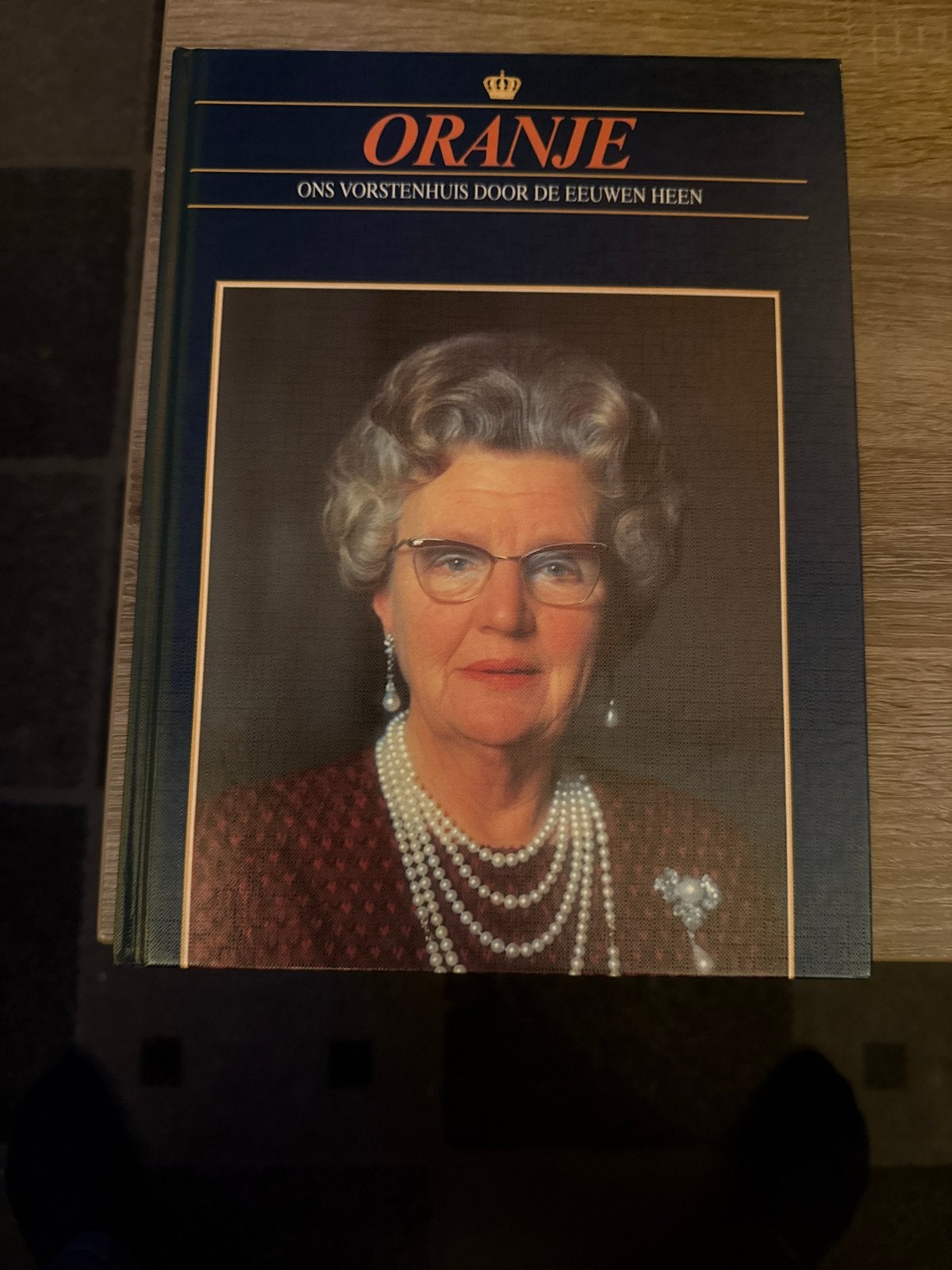 Boek: Oranje - De eeuw van Juliana, Verzamelen, Ophalen of Verzenden, Tijdschrift of Boek