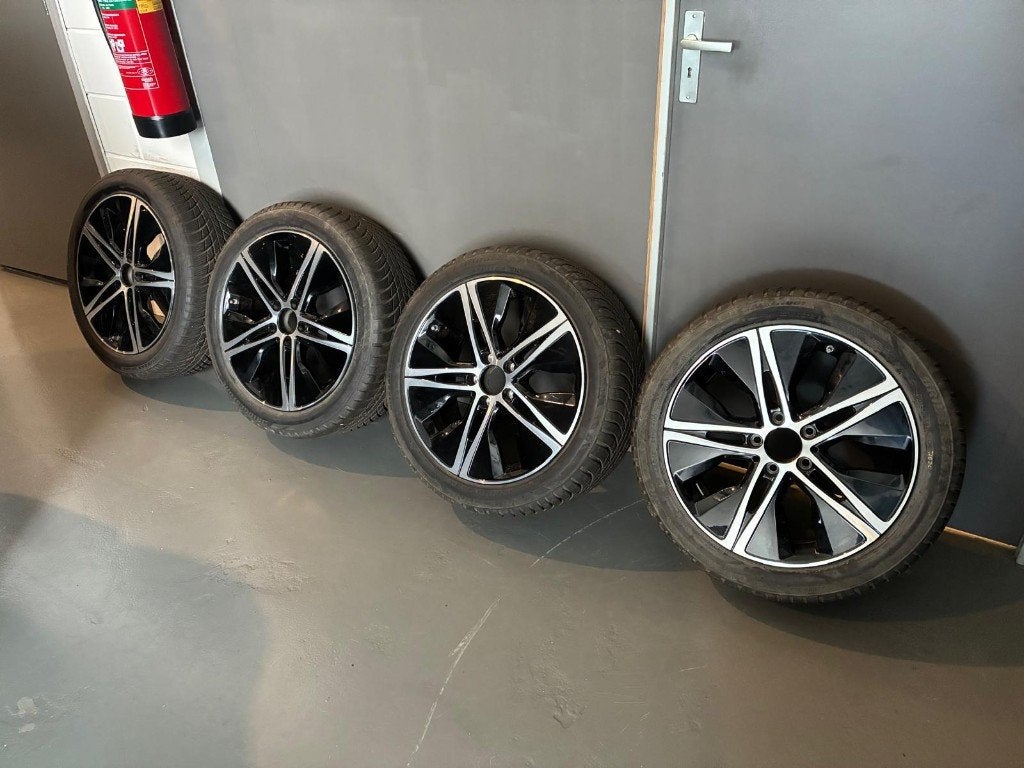 Mercedes A-klasse CLA W177 W118 velgen + winterbanden set, Auto-onderdelen, Banden en Velgen, 18 inch, Gebruikt, Banden en Velgen