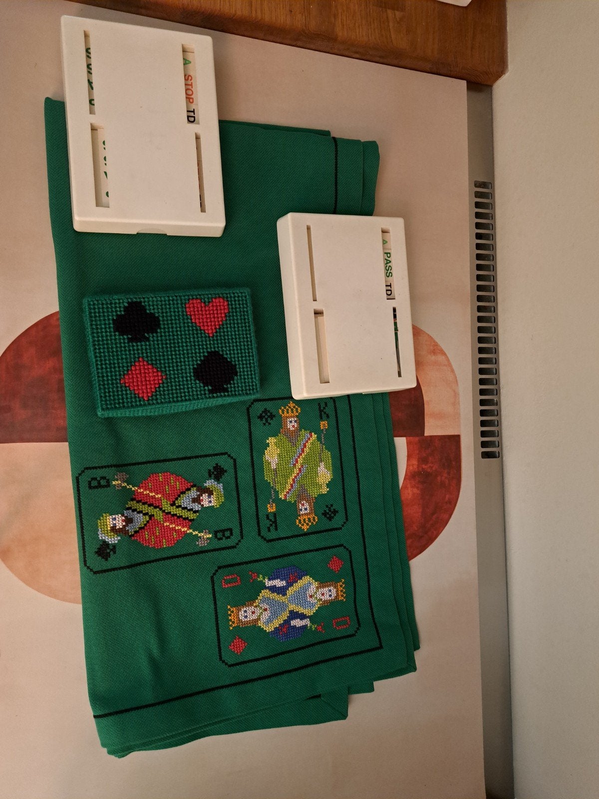 Handgeborduurd Bridge Spelset met Speelkaarten en Biedboxen, Ophalen of Verzenden, Zo goed als nieuw