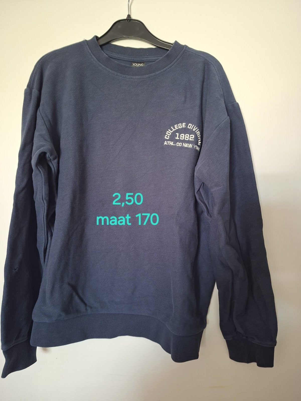 Donkerblauwe sweater maat 170 met 'College Division' opdruk, Ophalen, Gebruikt, Jongen of Meisje, Trui of Vest