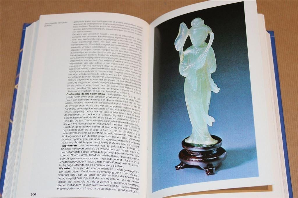 Handboek Sier- & Edelstenen — Met 450 Kleurenillustraties, Ophalen of Verzenden, Gelezen, Mode algemeen