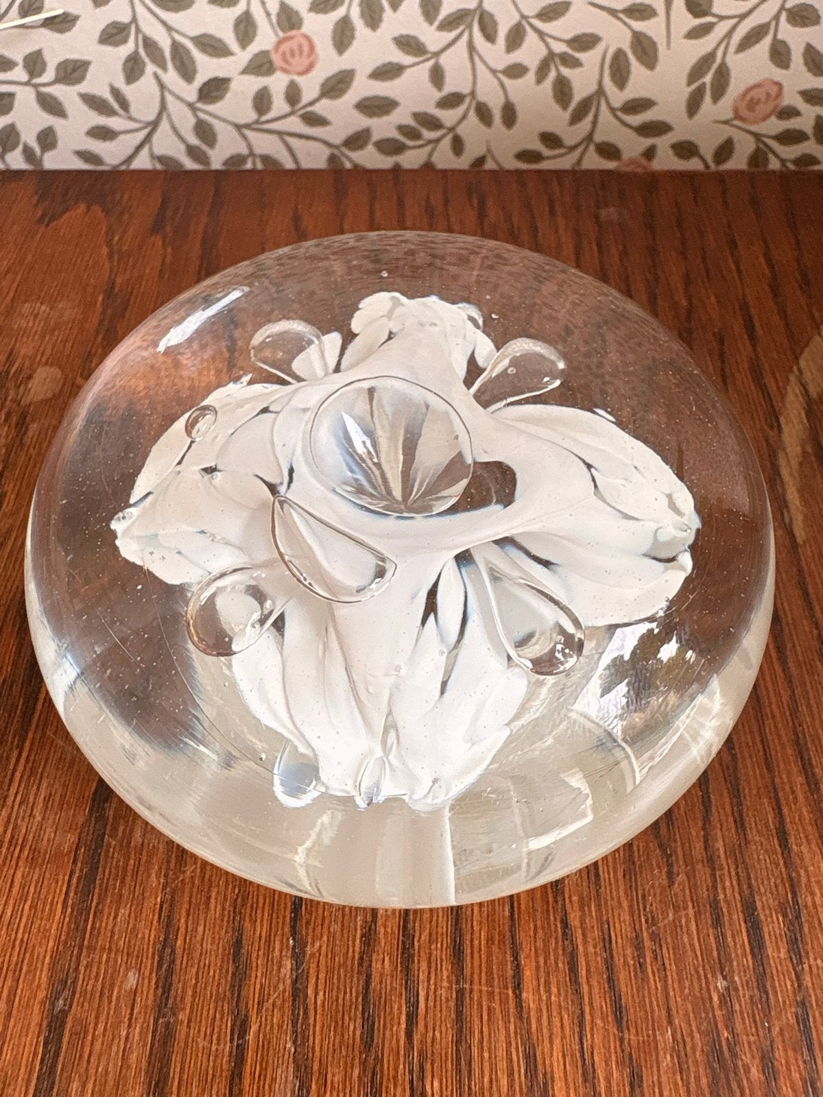 Glazen presse-papier met witte bloem, Ophalen of Verzenden