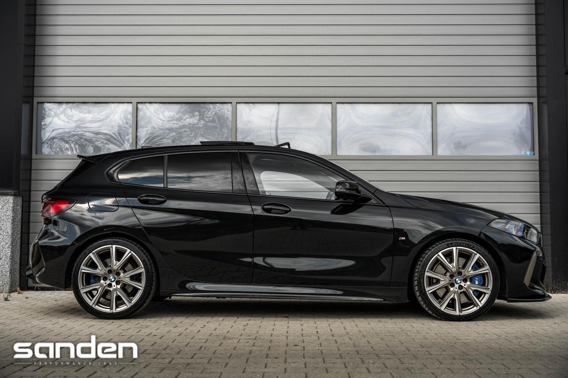 BMW 1-serie M135i xDrive M Sport|Pano|H/K|Sportstoel|HUD|LED, Auto's, 1998 cc, 4 cilinders, Zwart, Bedrijf