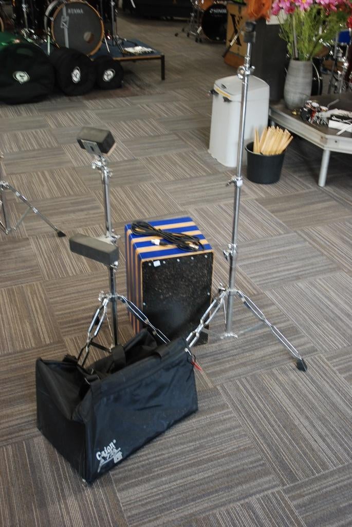 Schlagwerk Cajon op standaard     <25252378>, Muziek en Instrumenten, Gebruikt, ., Drums of Percussie, Ophalen of Verzenden