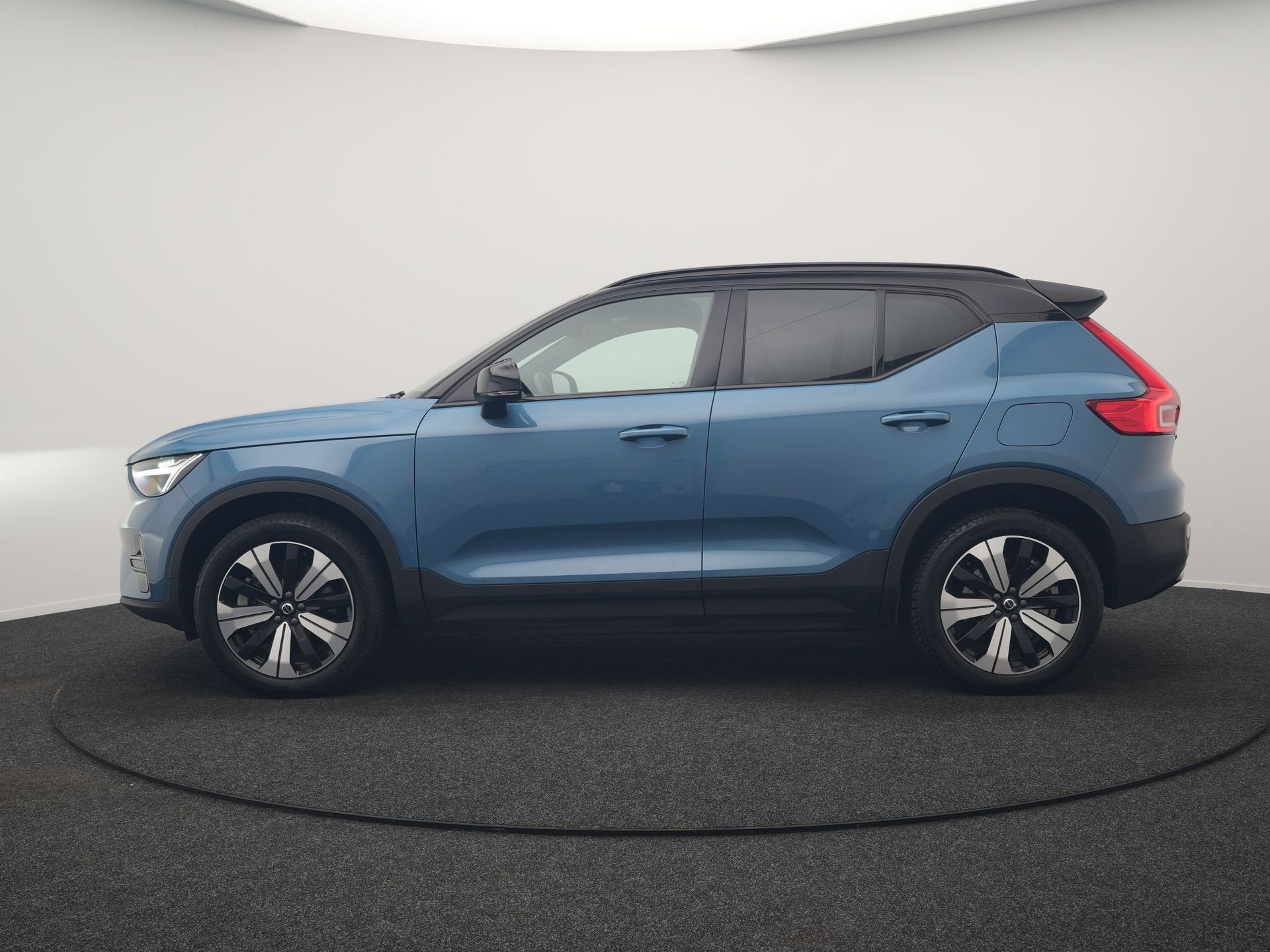 Volvo XC40 Core Recharge Pure 69 kWh 231pk Dealer O.H. | War, Automatische klimaatregeling, Gebruikt, Zwart, Blauw