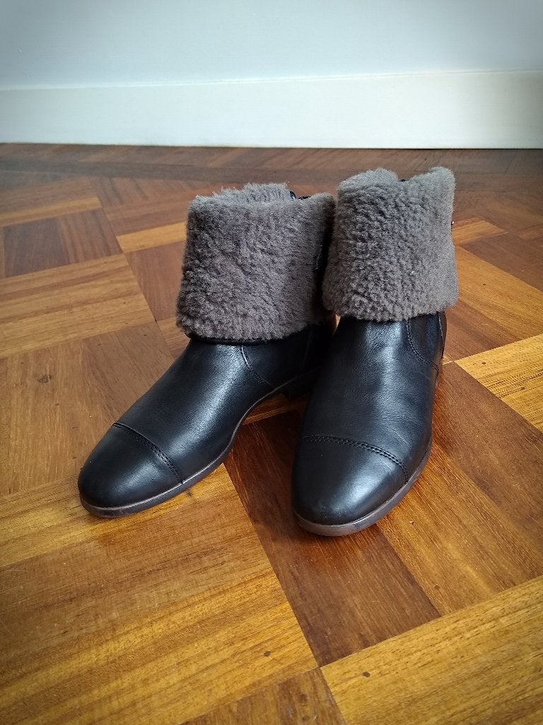UGG dameslaarsjes, UGG, Zwart, Ophalen of Verzenden, Gedragen