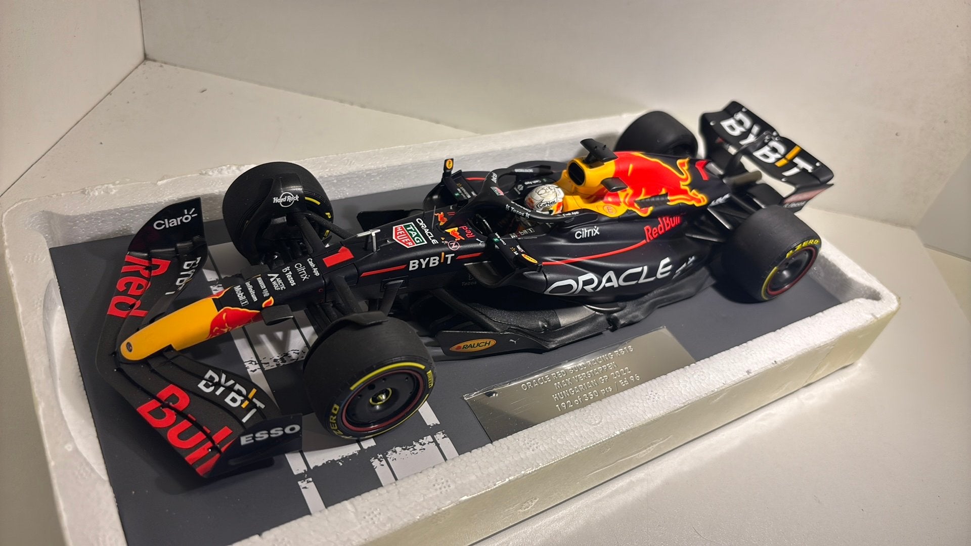 F1 red bull rb18 hungarain m.Verstappen minichamps 1.18