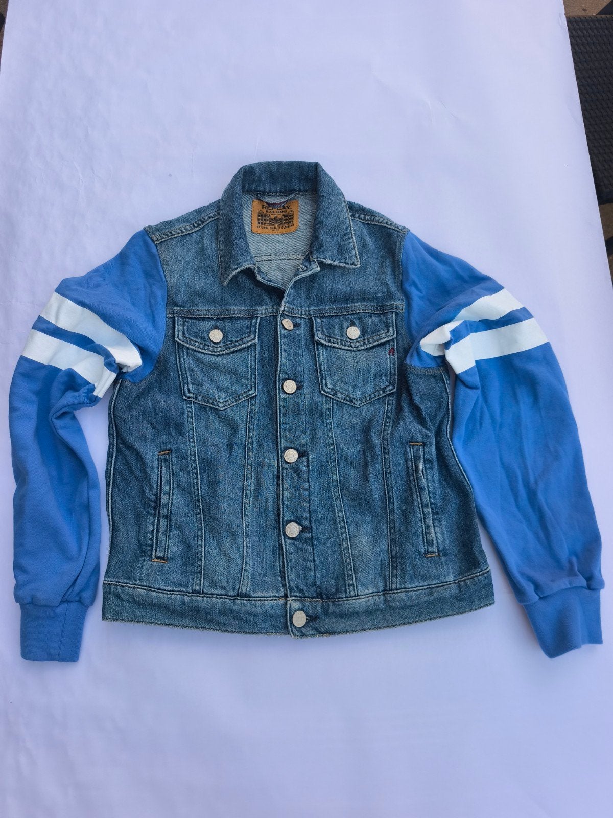 Replay spijkerjack met blauwe mouwen en print - Maat 12A, Ophalen of Verzenden, Nieuw, Replay, Jongen of Meisje