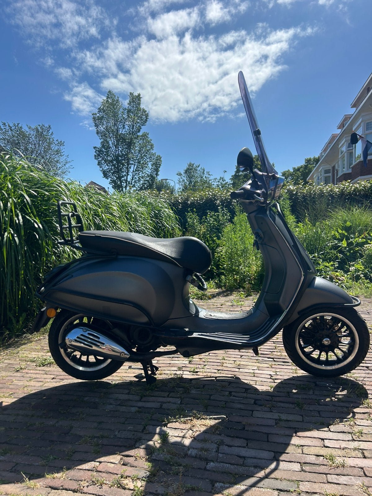 Vespa Sprint matgrijs (2016), Fietsen en Brommers, Scooters | Vespa, Ophalen, Gebruikt, Vespa S, Benzine