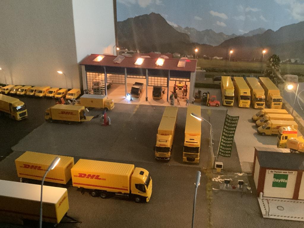 Te koop logistiek gebouw en vrachtwagens van DHL, Ophalen of Verzenden, Zo goed als nieuw, Bus of Vrachtwagen, Herpa