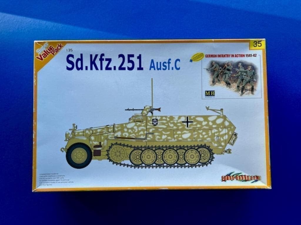 CYBERHOBBY	9135	Sd.Kfz.251 Ausf. C + German Infantry	1/35, Verzenden, Nieuw, 1:32 tot 1:50, Italeri