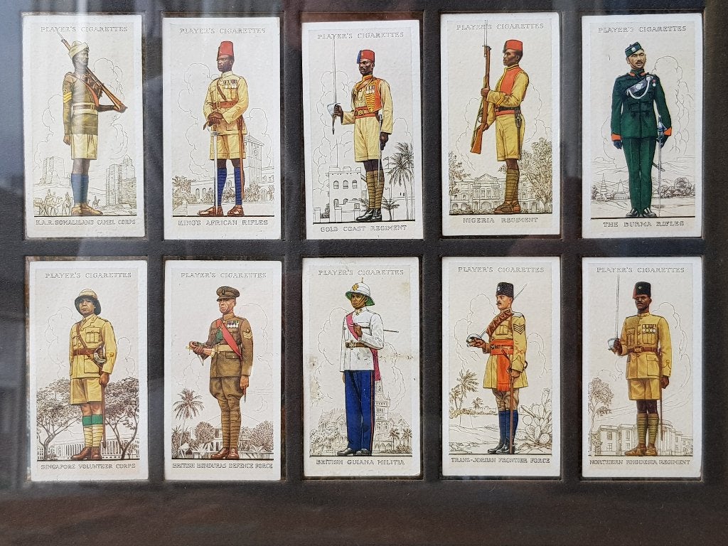 Uniformen mooie oude Engelse serie sigarettenplaatjes., Ophalen