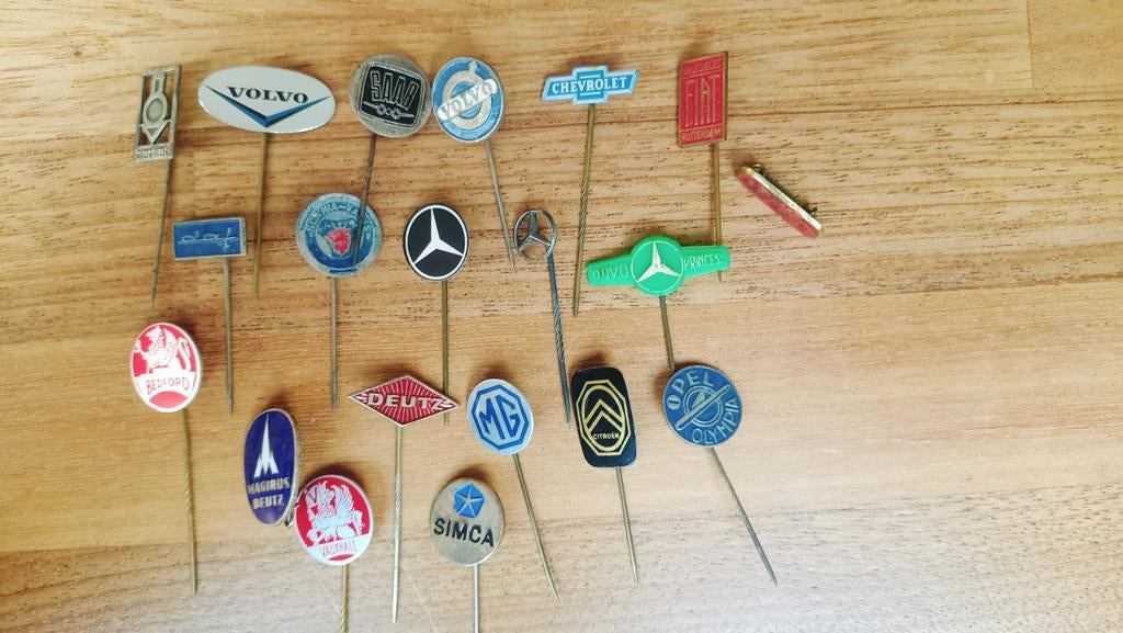 Speldjes: Volvo/Berliet/Saab/Fiat/Daf/Simca...., Verzamelen, Speldjes, Pins en Buttons, Ophalen of Verzenden, Merk
