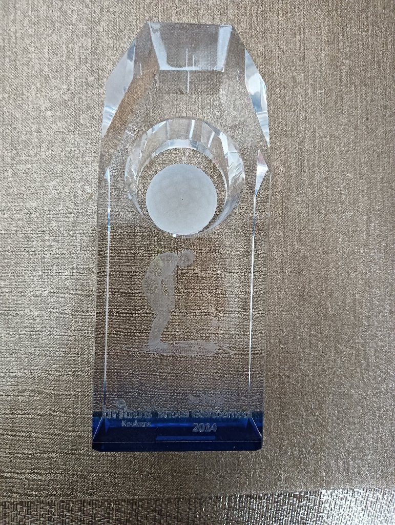 Glazen golf troffee met 20 witte golfballen., Ophalen of Verzenden, Zo goed als nieuw, Overige sporten, Beeldje of Poppetje