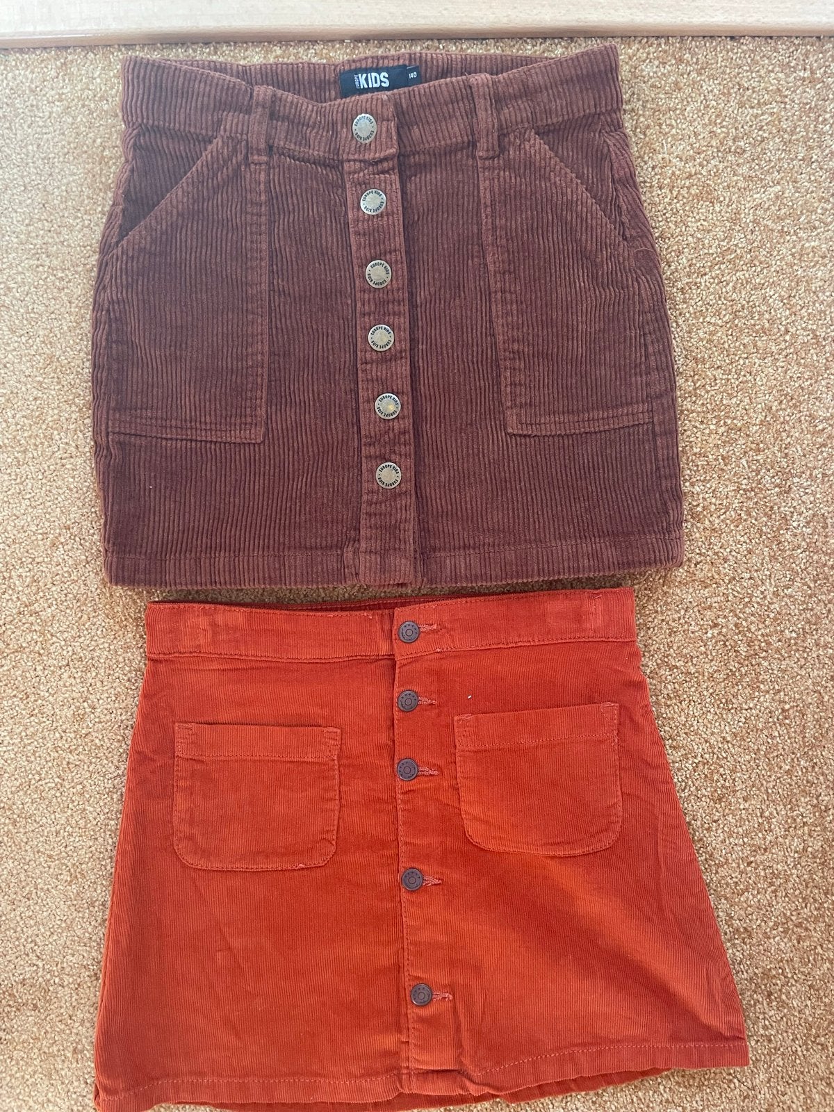 2x Corduroy Rokjes maat 134, Kleding | Dames, Rokken, Maat 38/40 (M), Bruin, Ophalen of Verzenden, Gedragen
