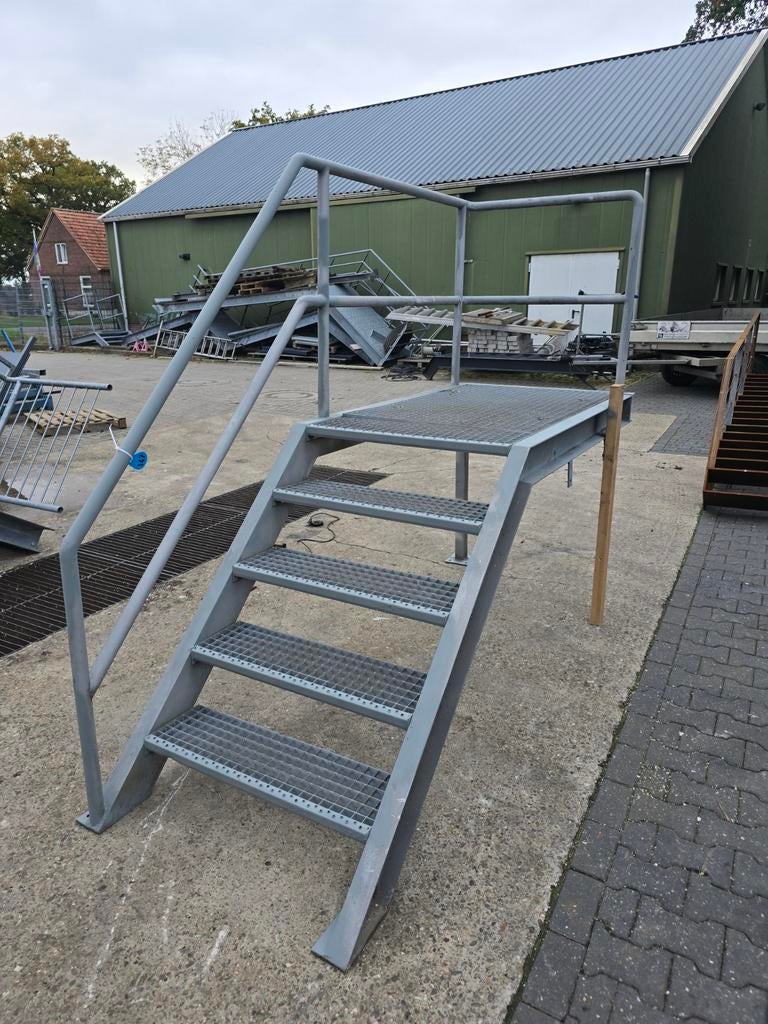 Stalen trap met bordes gegalv. Hoog 1,05 mtr. Nob147, Ophalen