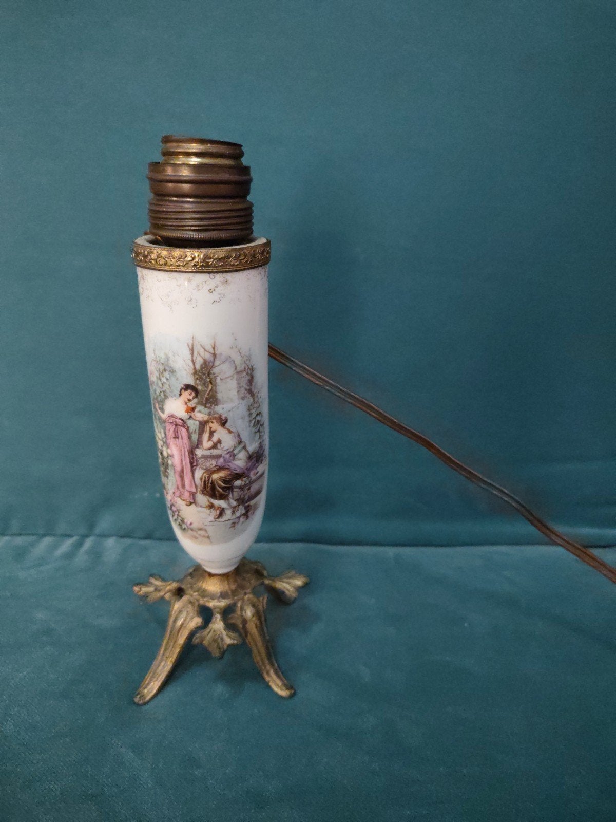 Antieke porseleinen tafellamp met bronzen voet, Ophalen