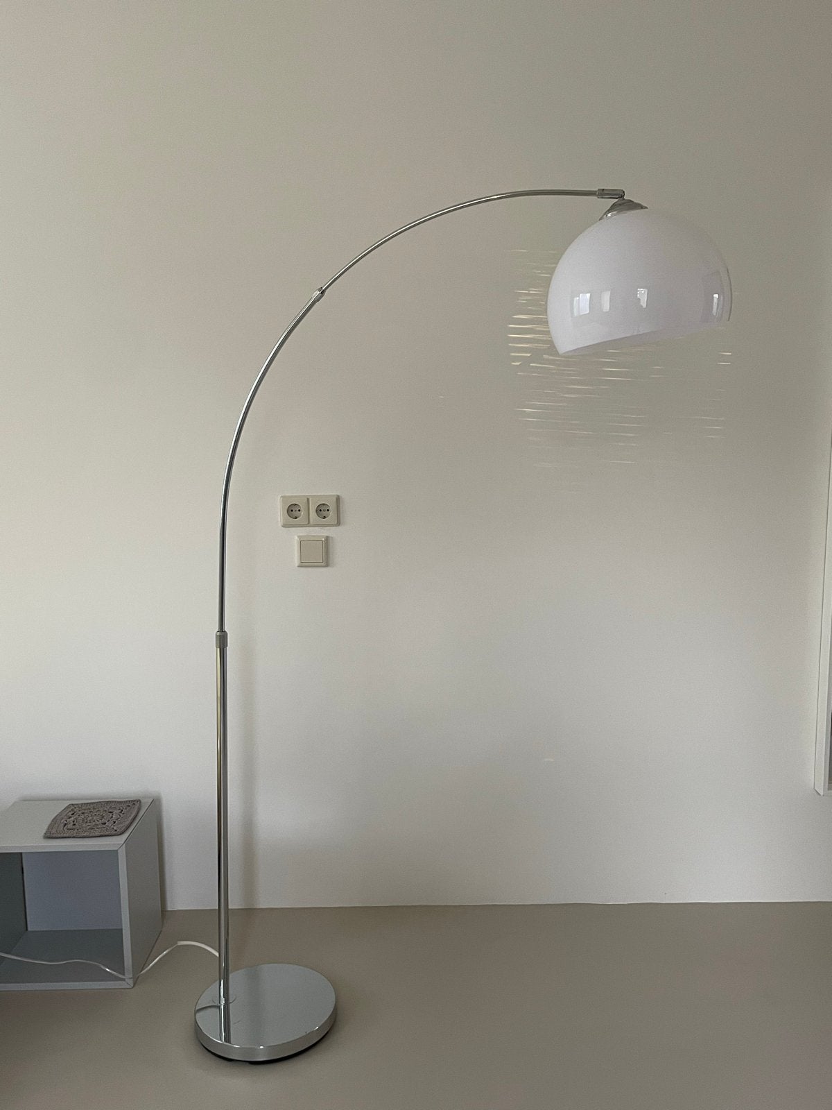 Booglamp met witte kap, Huis en Inrichting, Lampen | Vloerlampen, Zo goed als nieuw, Metaal, 150 tot 200 cm, E27 (groot)