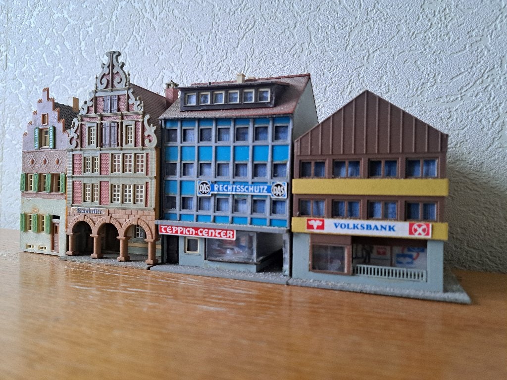 Vier gedetailleerde stadshuisjes voor modelspoorbaan, Gebruikt, Gelijkstroom of Wisselstroom, Brug, Tunnel of Gebouw, Ophalen