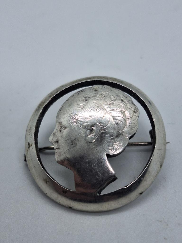 Zilveren Rijksdaalder Broche Wilhelmina - Stil Verzet, Gebruikt, Minder dan 4 cm, Ophalen of Verzenden, Zilver