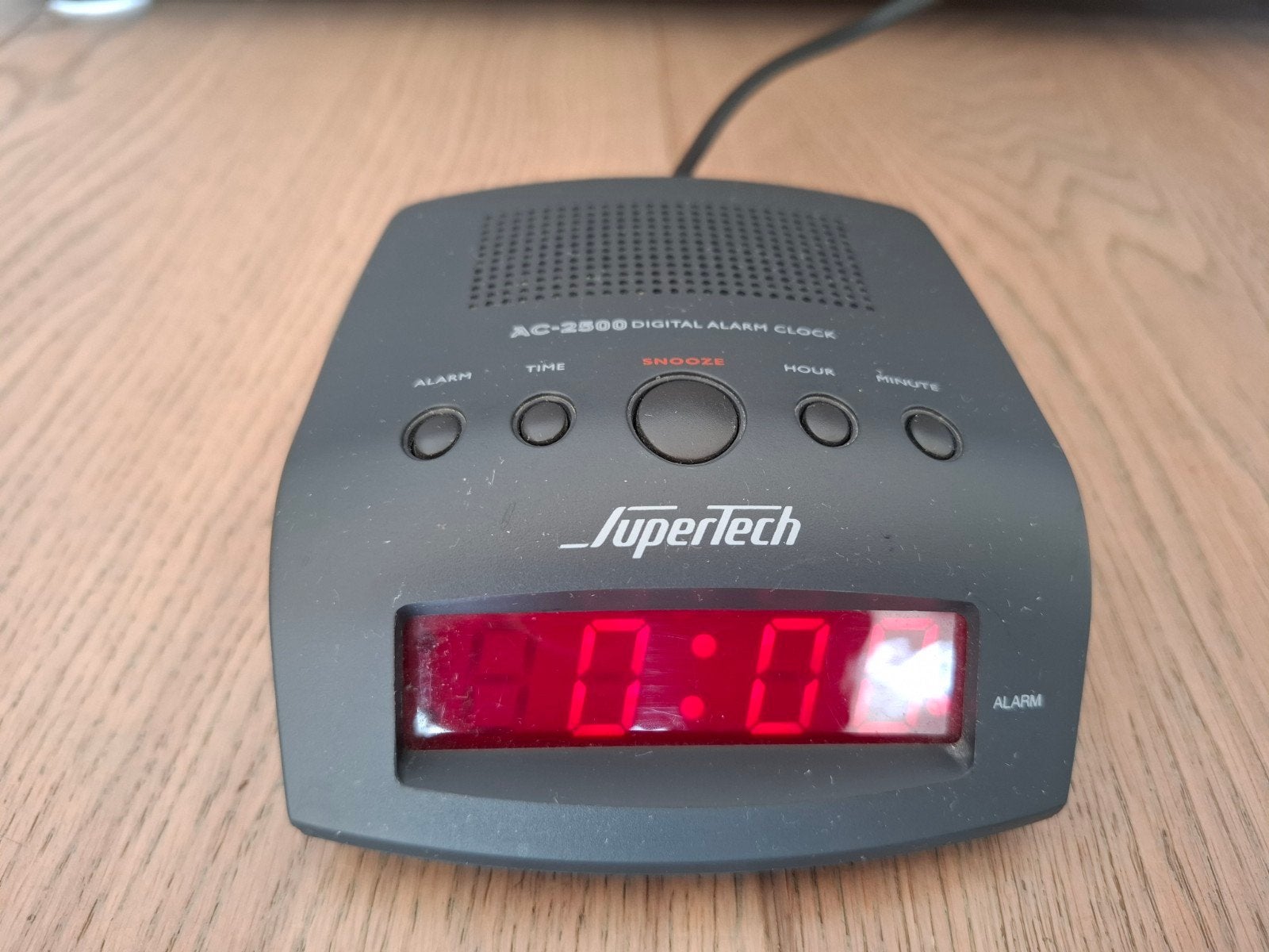 Supertech AC 2500 alarm klok (netstroom) te koop., Ophalen, Gebruikt, Digitaal