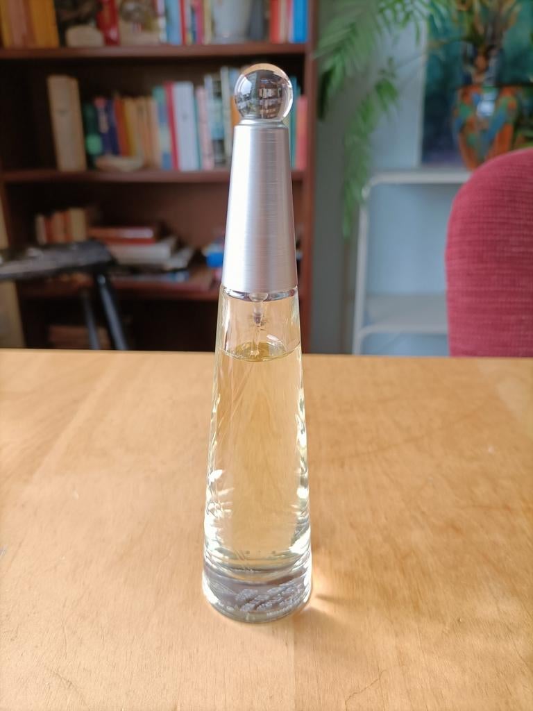 Issey Miyiaki  25 cl, Ophalen of Verzenden, Zo goed als nieuw