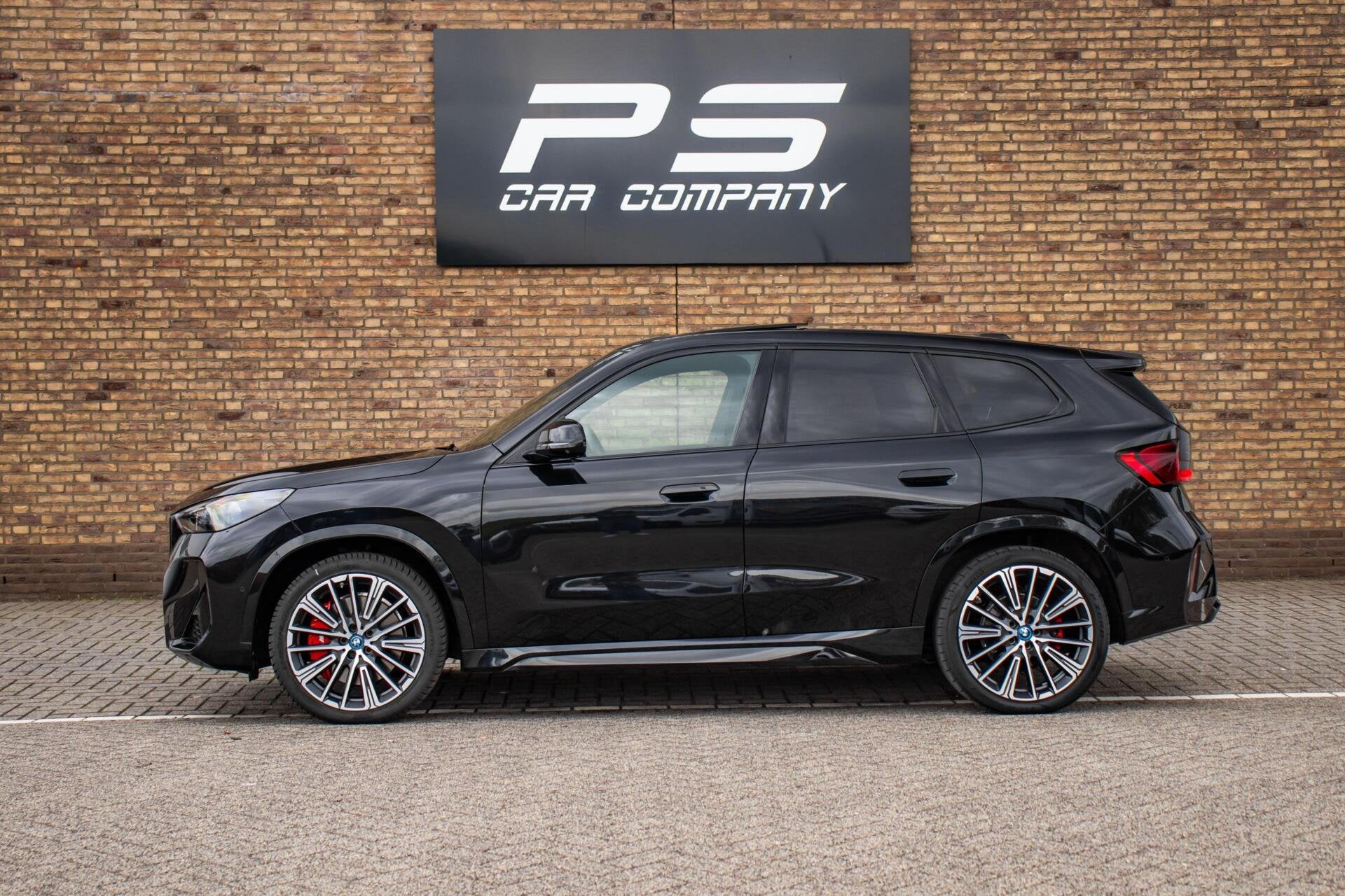 BMW iX1 xDrive30 67 kWh M-Sport Pro, BTW, SOH 96%, Pano, Automaat, Dealer onderhouden, Zwart, Met garantie (alle)