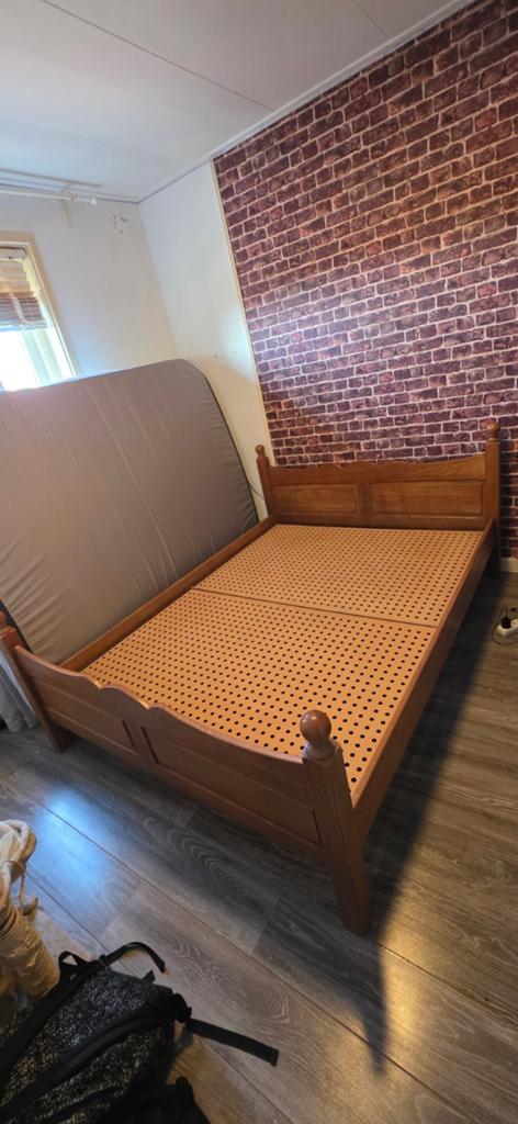 Massief houten tweepersoonsbed met lattenbodem, Huis en Inrichting, Ophalen, Gebruikt, Bruin, Tweepersoons