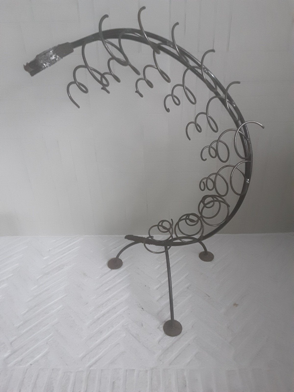Metalen smeedwerk wijnrek S ratelslang., Ophalen, Gebruikt, 5 tot 15 flessen, 75 – 100