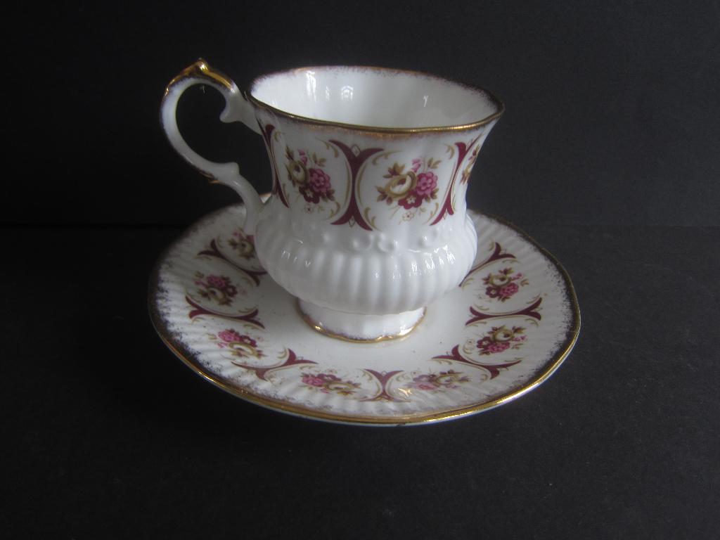 Elizabethan kopje en schotel Royal Tuscan Wedgwood, Huis en Inrichting, Keuken | Servies, Zo goed als nieuw, Kop(pen) en/of Schotel(s)