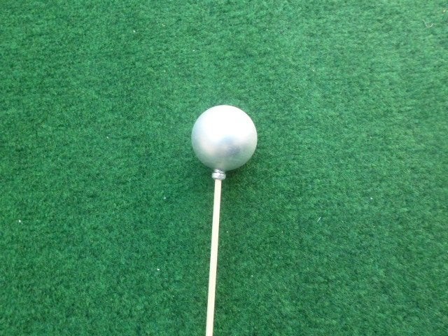 33 matte zilveren kleinere kerstballen op stok, Diversen, Kerst, Ophalen of Verzenden, Zo goed als nieuw