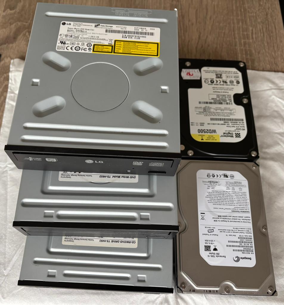 PC onderdelen SATA DVD drives + 250GB HDD + kabels, Computers en Software, Overige Computers en Software, Gebruikt, Ophalen of Verzenden