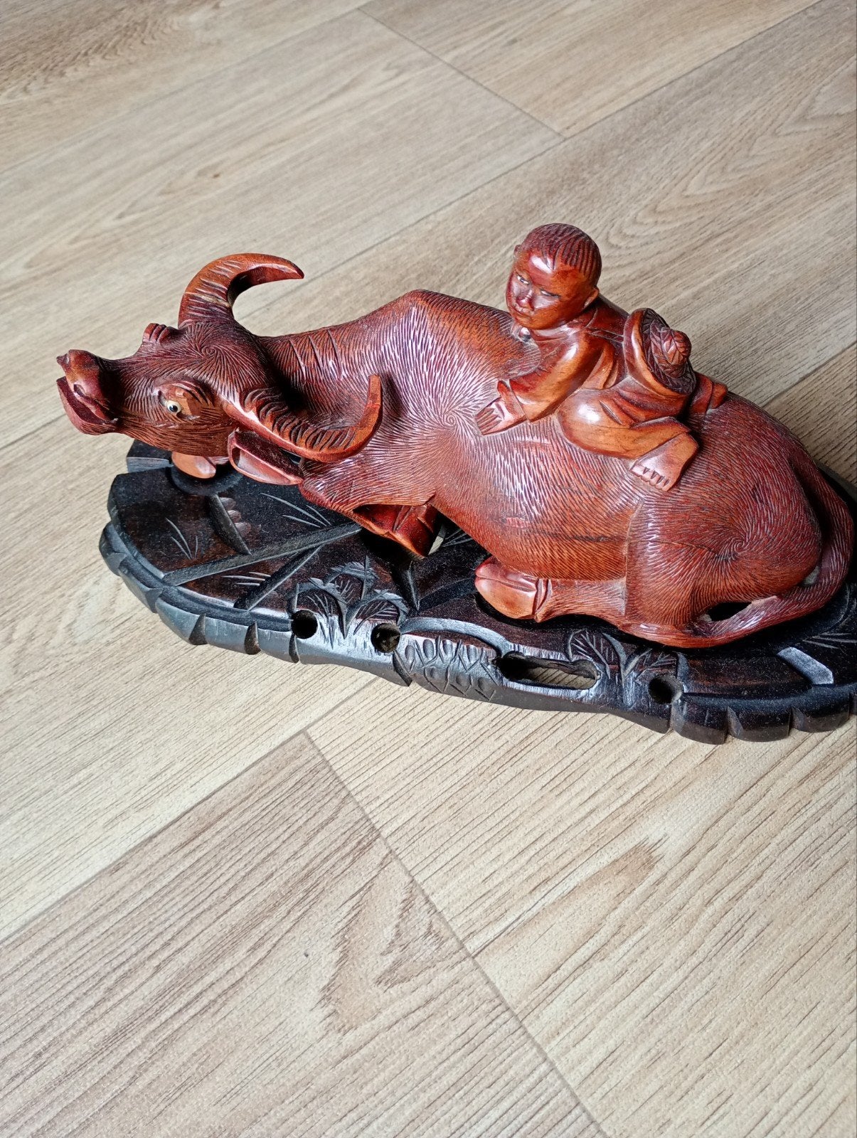 Handgesneden houten beeld: Jongen op waterbuffel, Ophalen of Verzenden, Zoogdier, 20 - 50 cm, Beeld