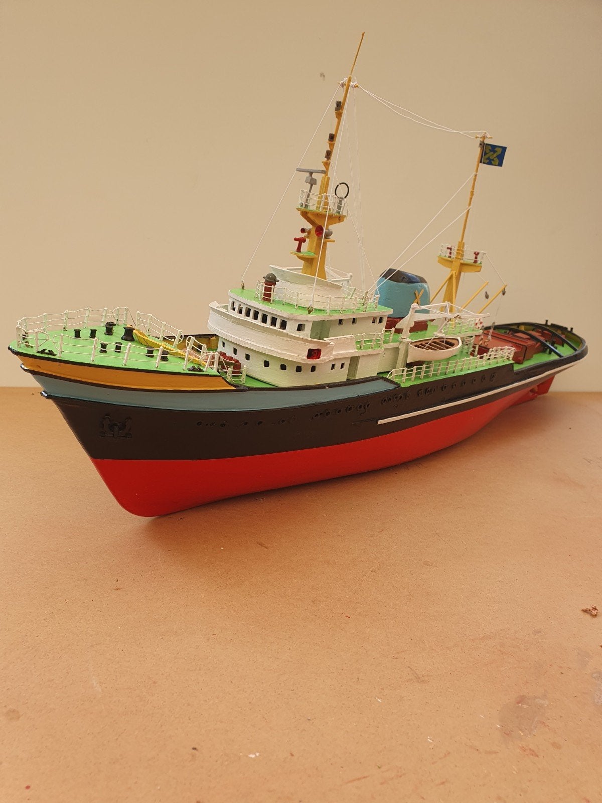 Gedetailleerd scheepsmodel - Sleepboot   de zwarte zee  €110, Ophalen, Zo goed als nieuw, Groter dan 1:32, Overige merken