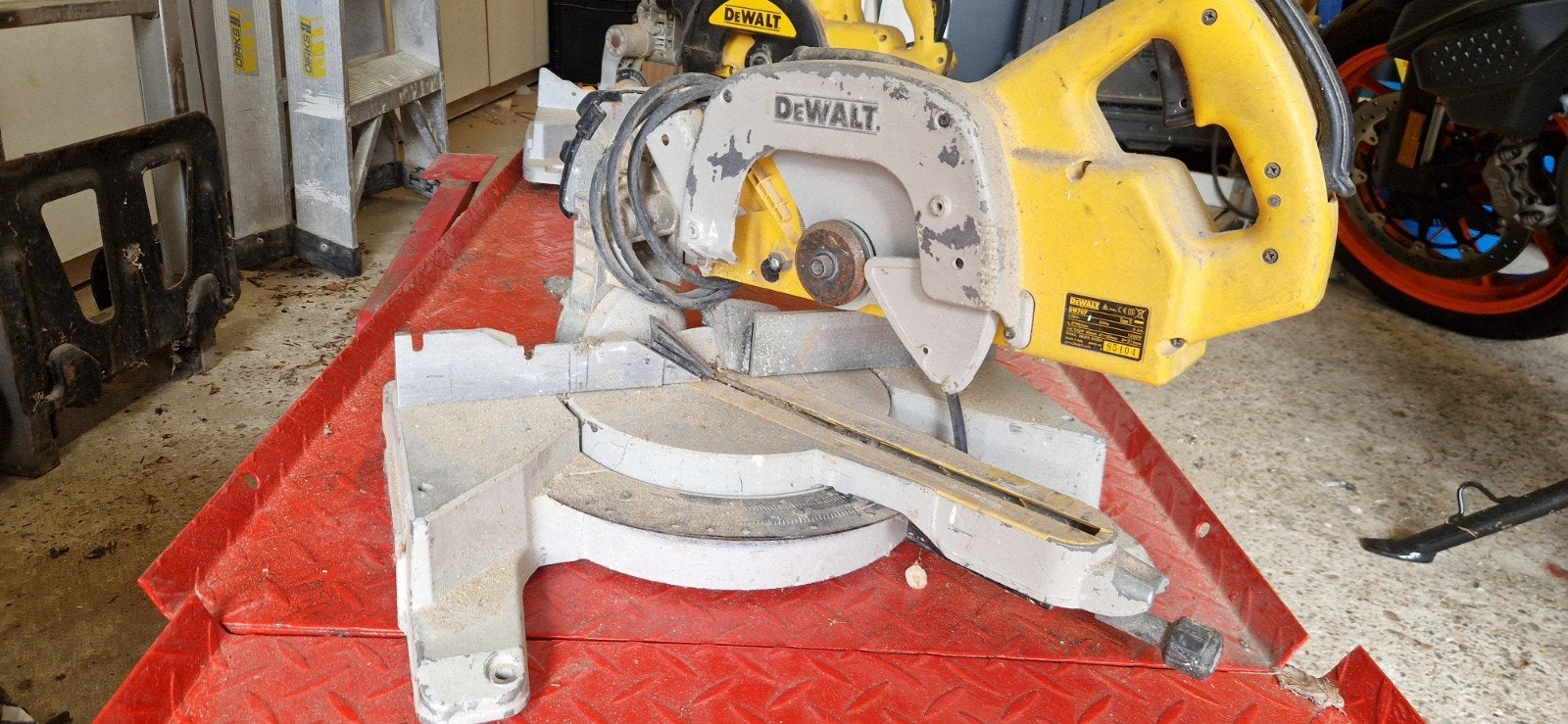 Dewalt DW707 Afkortzaag voor onderdelen 1200W - Gebruikt, Gebruikt, Ophalen of Verzenden, Dewalt, Afkortzaag