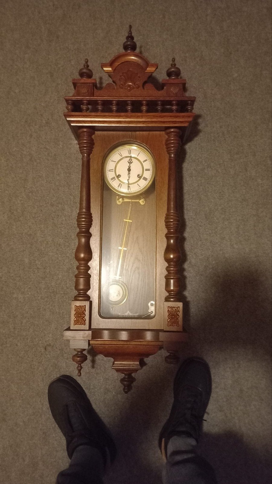 Antieke houten wandklok met slinger, Ophalen