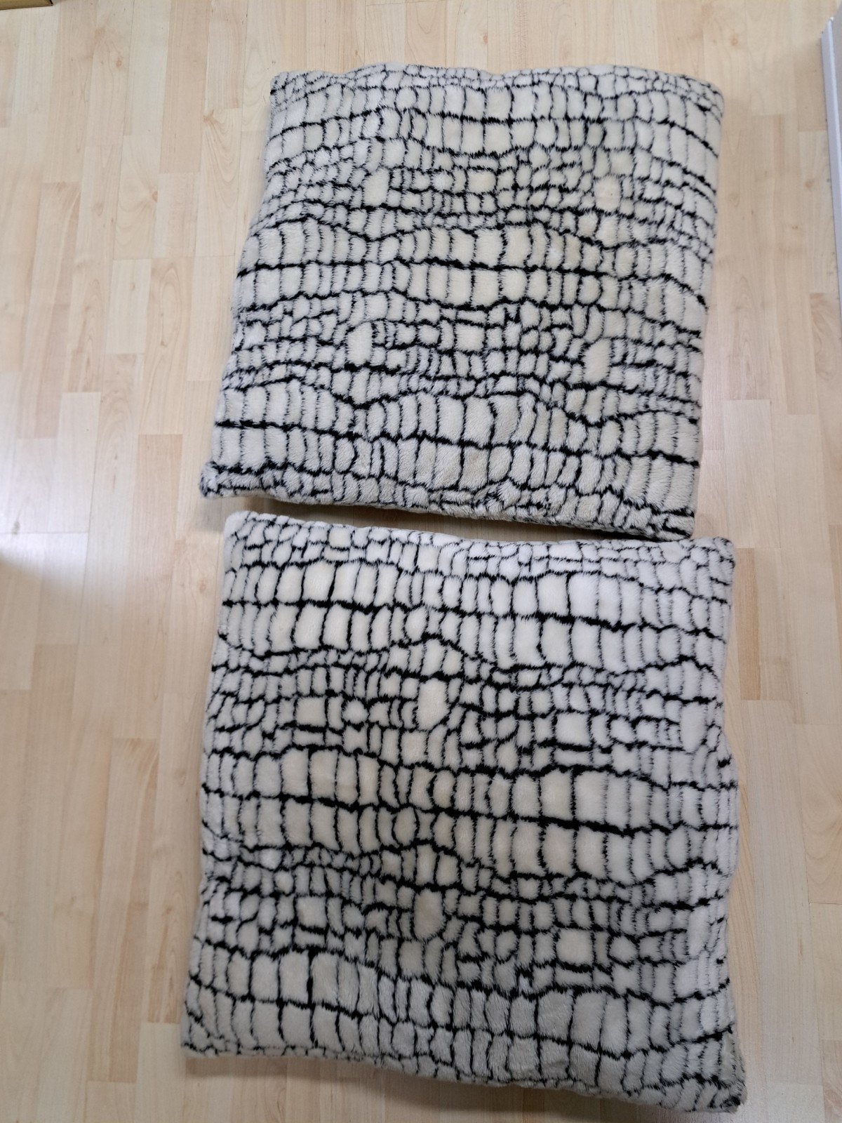 2 leuke zwart/witte zachte kussens 60x60, Ophalen, Gebruikt, Meerkleurig, Vierkant