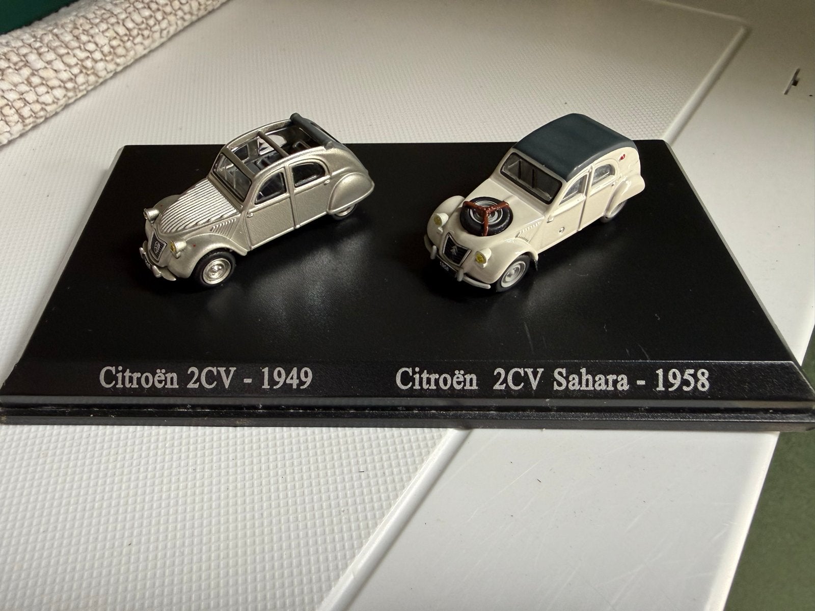 Citroën 2CV - 1949 & 2CV Sahara - 1958 modelauto's, Overige merken, 1:50 of kleiner, Auto, Ophalen of Verzenden