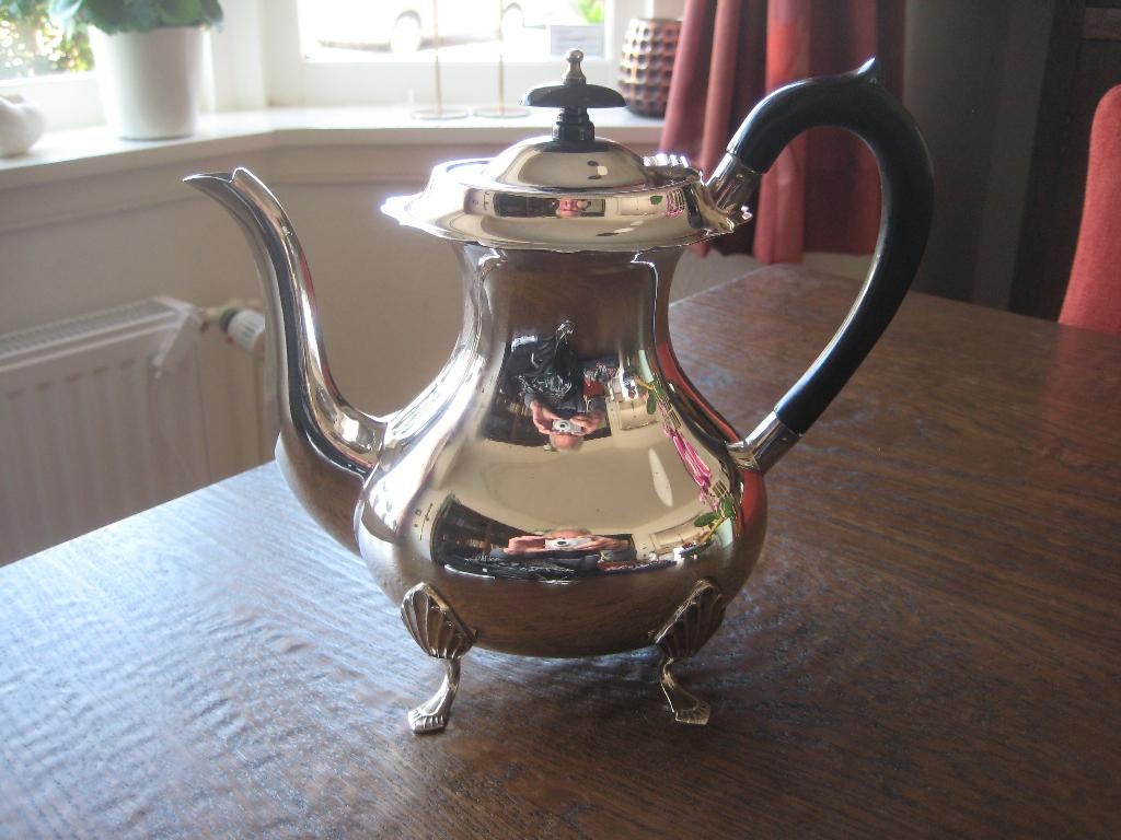 Verzilverde thee/koffiepot, Ophalen