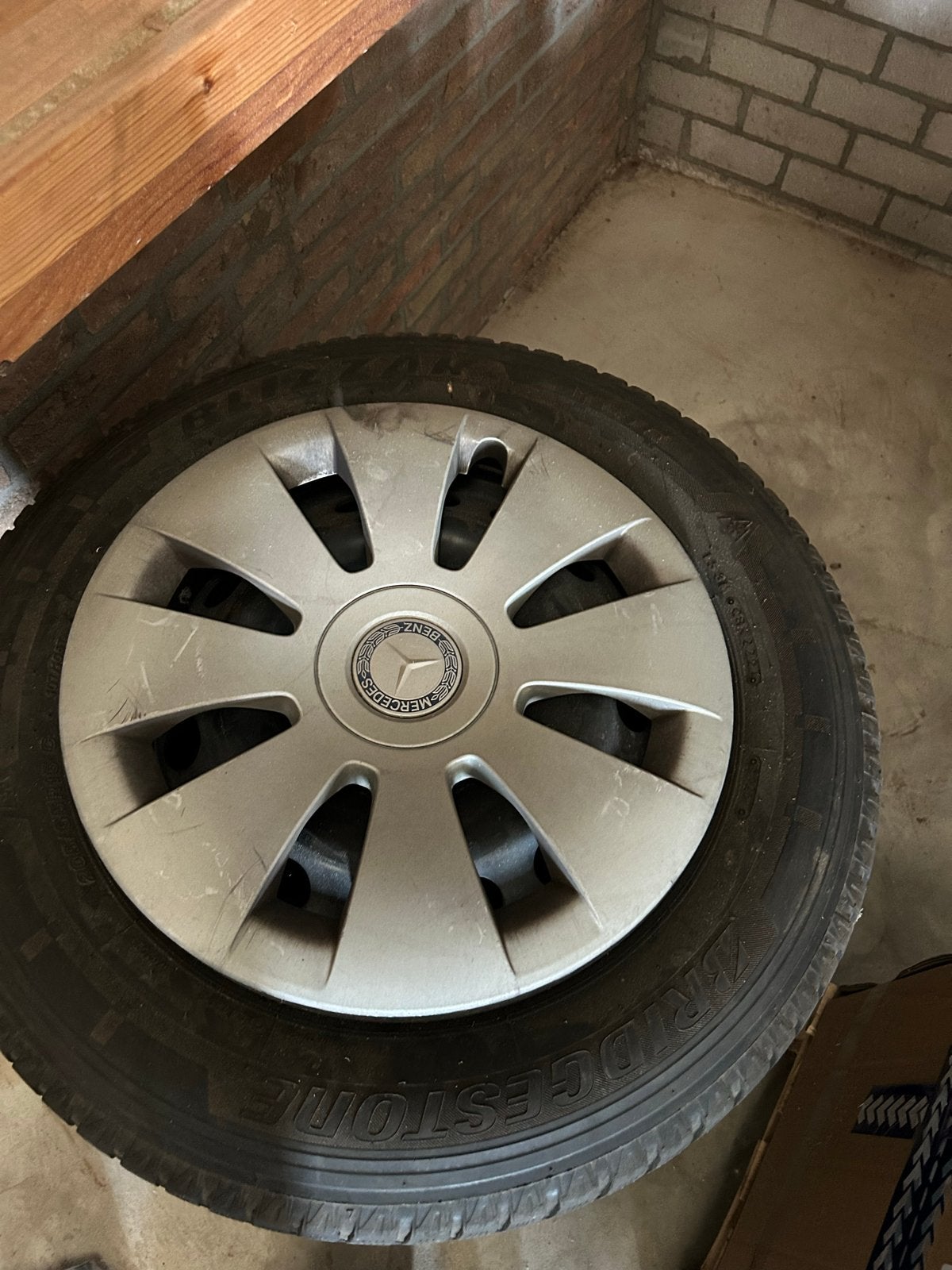 Winterbanden met stalen velgen en wieldoppen Mercedes Vito, 16 inch, Banden en Velgen, Bestelwagen, Gebruikt