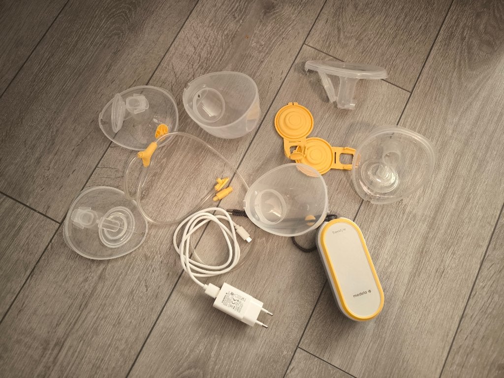 Medela freestyle borstkolf met flesjes en zakjes, Ophalen, Zo goed als nieuw, Borstkolf