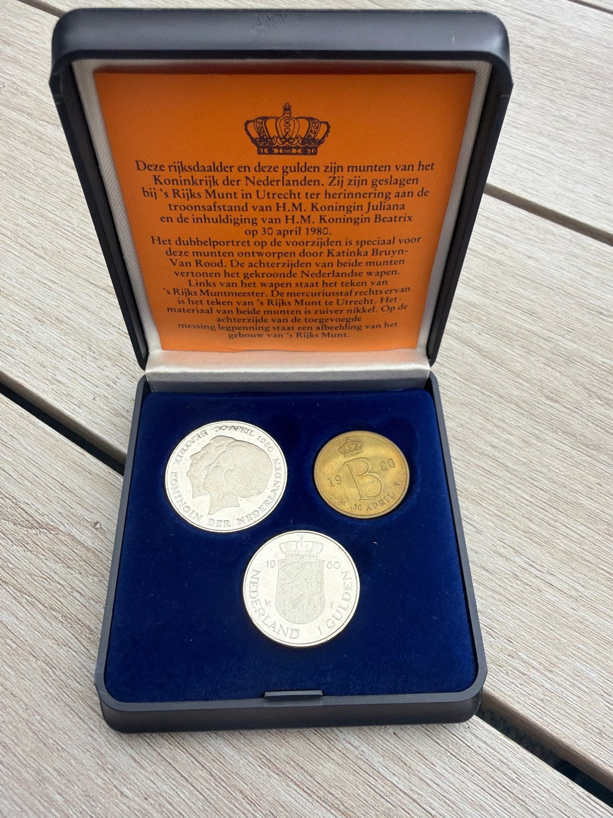 Rijksdaalder en gulden set 1980 - Troonsafstand Juliana, Postzegels en Munten, Ophalen of Verzenden, Koningin Juliana, Overige waardes