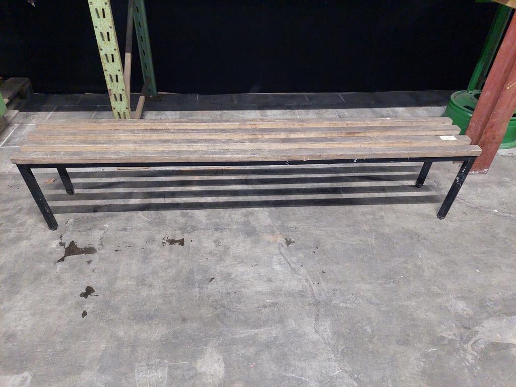 Houten bank voor kleedkamer of garderobe, Ophalen, Gebruikt