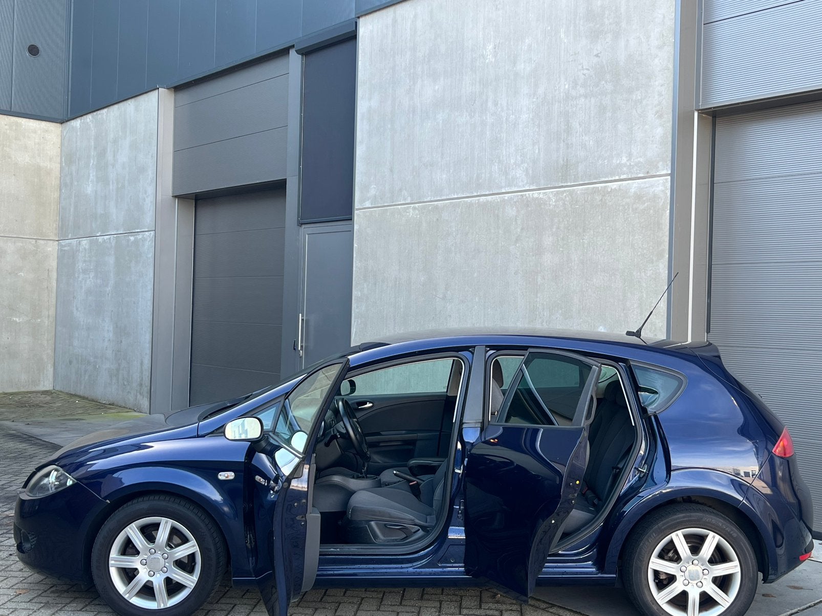 Goedrijdende Seat Leon 1.6 102PK Hatchback/NieuweAPK/Airco!, Stof, 4 cilinders, Grijs, Onderhoudsboekje