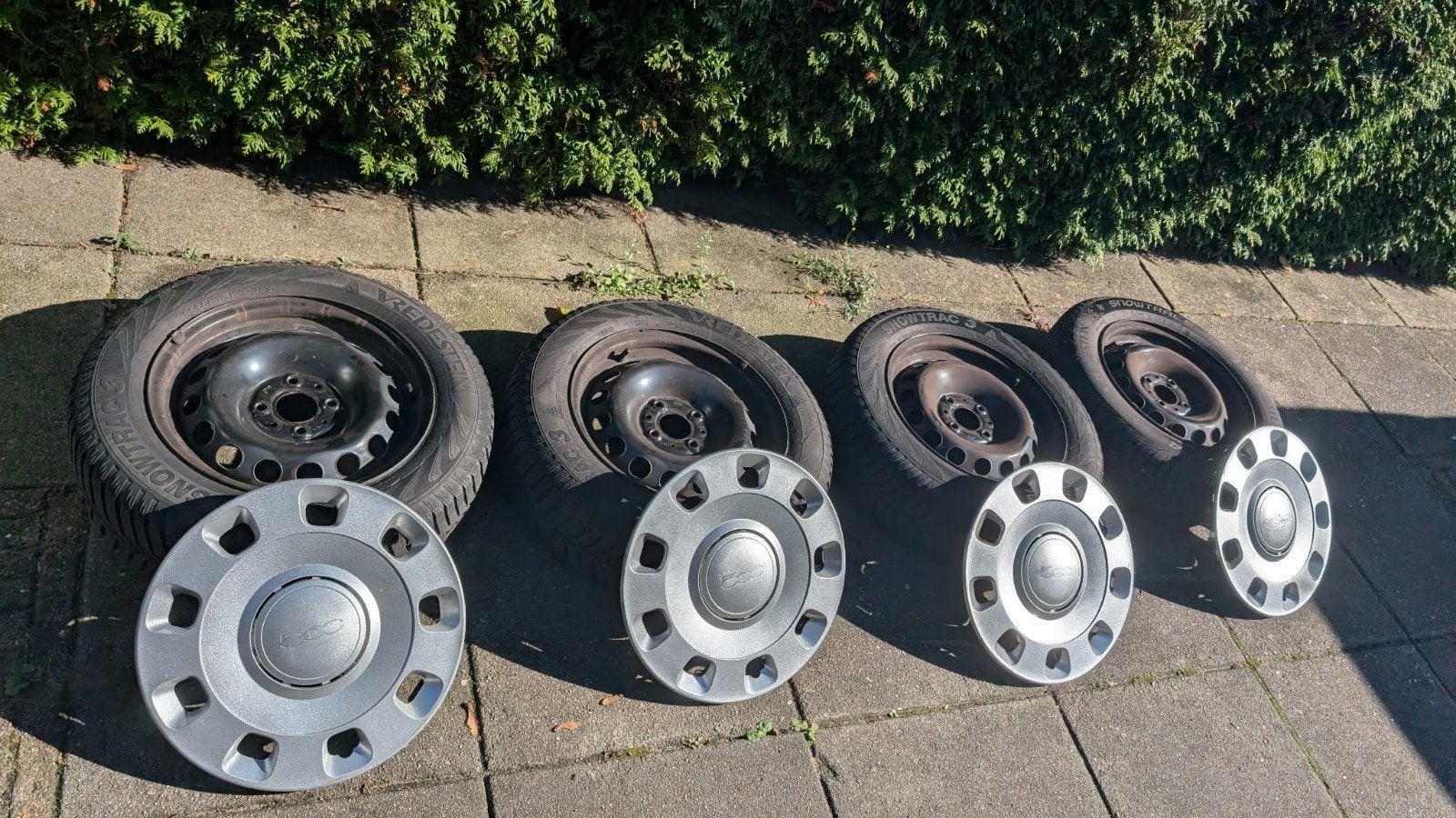 set winterbanden met stalen velgen en wieldoppen, Auto diversen, Ophalen, Gebruikt
